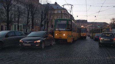 У центрі Львова зупинився рух трамваїв (ФОТО)