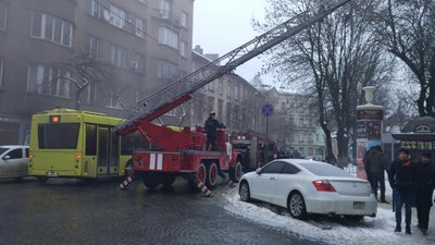 У центрі Львова масштабна пожежа на годину паралізувала рух транспорту