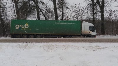 На Львівщині вантажівка злетіла з траси (ФОТО)