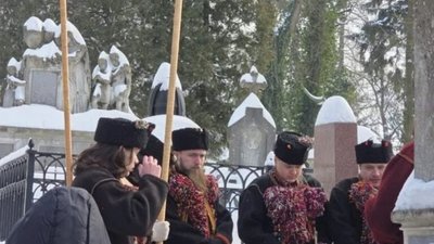 У Львові колядували на могилах політиків
