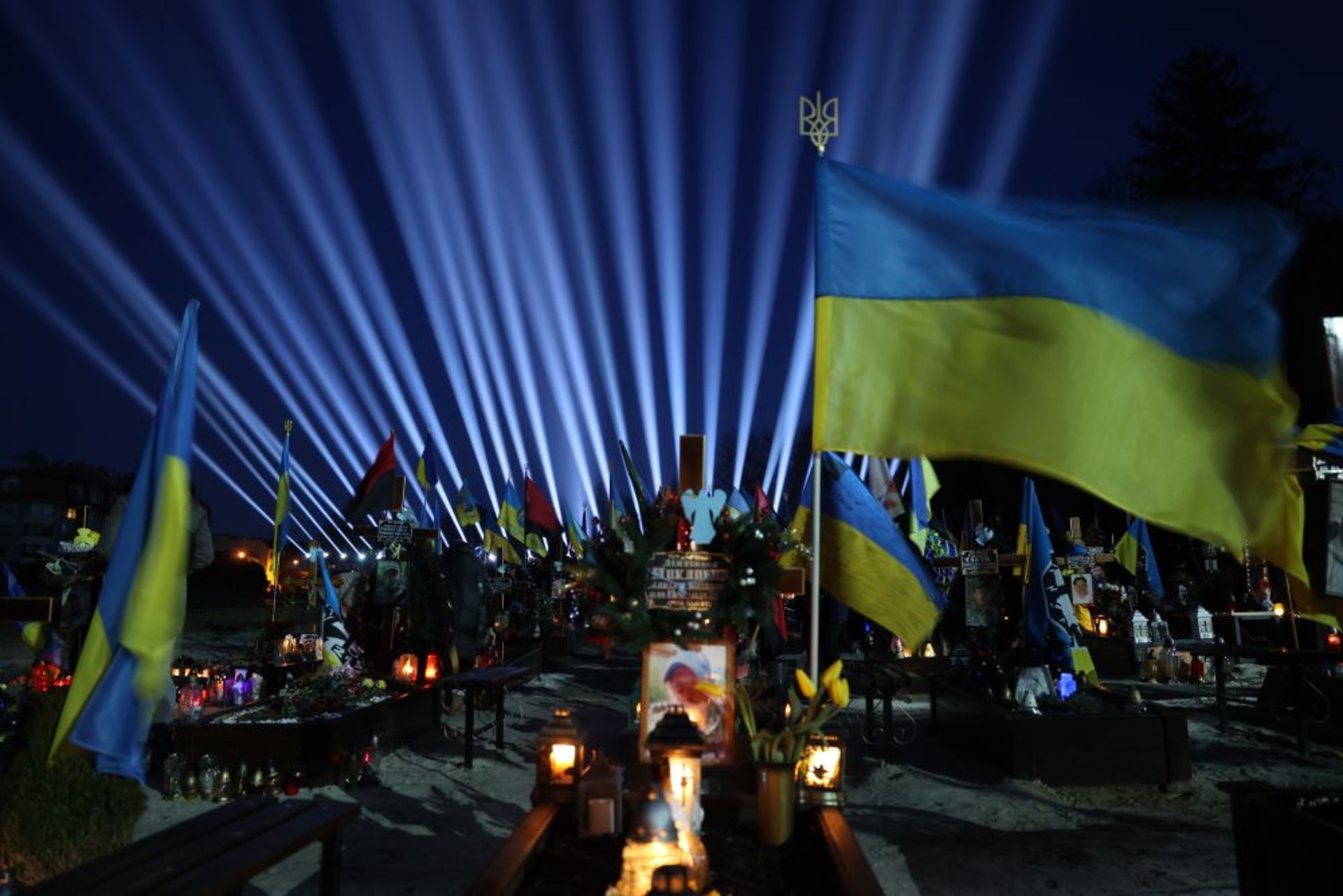 У Львові у небо запустили символічні світлові промені