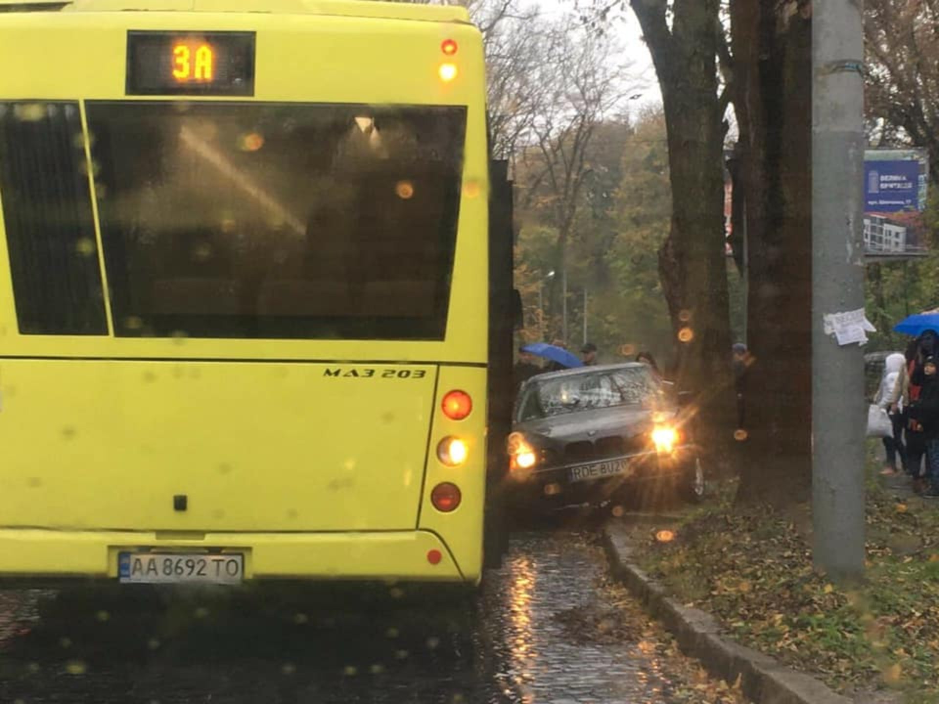 У Львові "польські бляхи" влетіли у новенький автобус Садового. Фото Варта-1