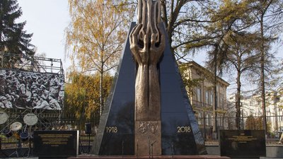 У Львові біля пам'ятника ЗУНР люди справили потребу (ФОТО)
