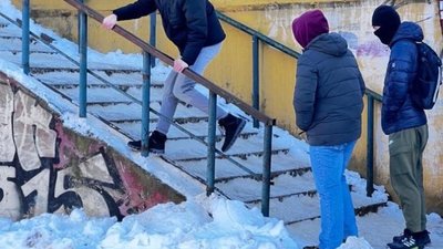 У Львові комунальники випробовують акробатичні здібності студентів (ФОТО)