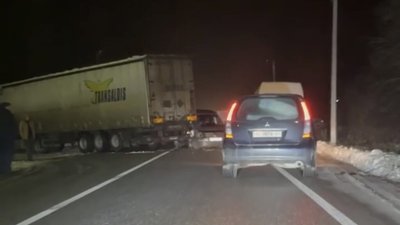 На Львівщині автомобіль не розминувся із вантажівкою (ВІДЕО)