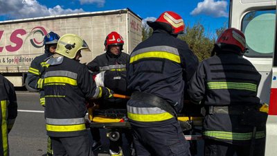 На Львівщині вантажівка злетіла в кювет