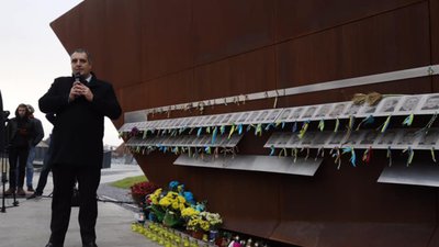 Біля Меморіалу пам’яті Героїв Небесної Сотні запалили сотні свічок у знак пошани загиблих на Майдані