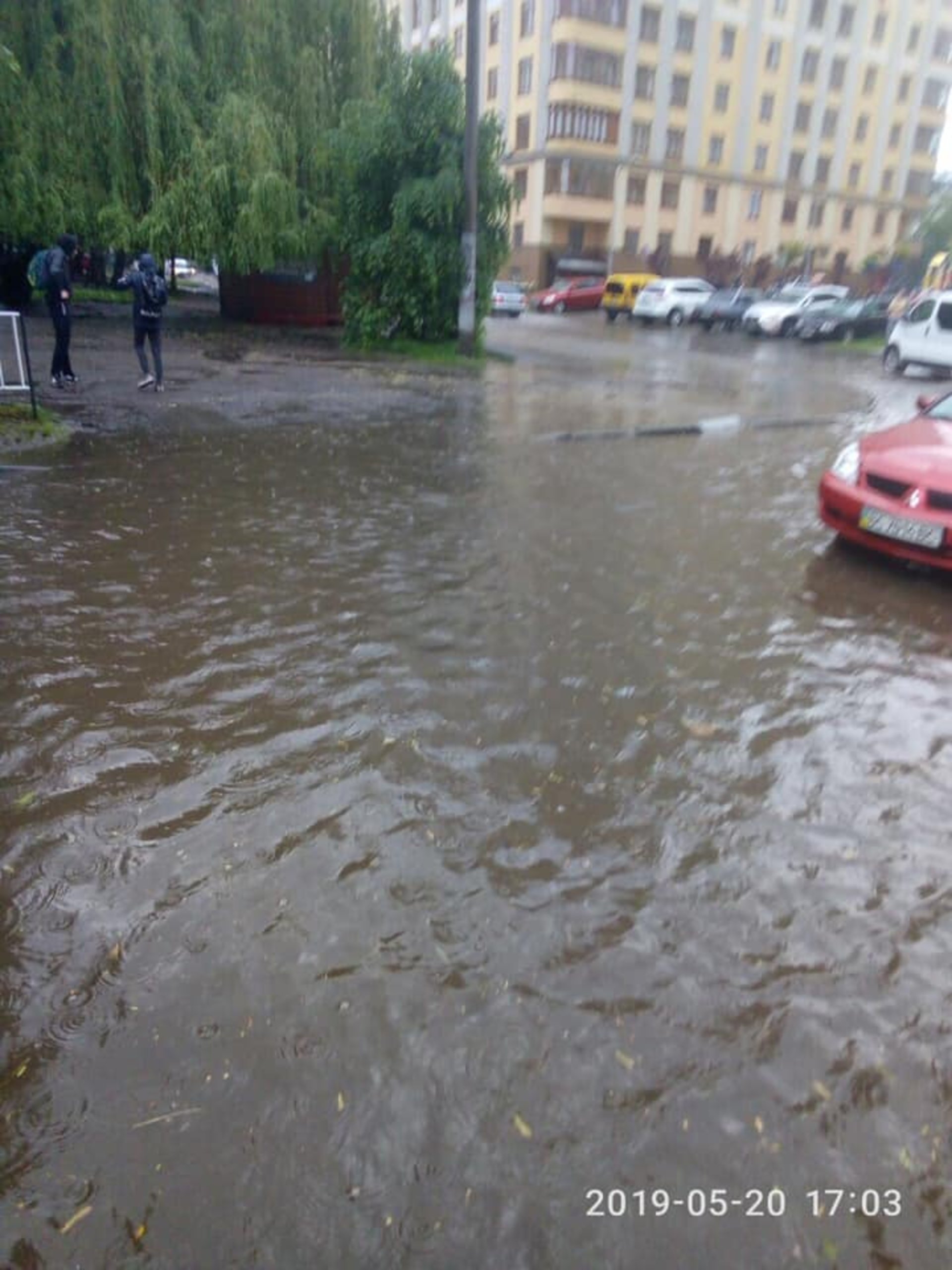 У Львові через негоду затопило вулицю. Фото: Варта1.