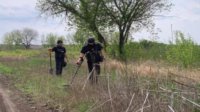 Прикарпатські піротехніки розміновують українські землі
