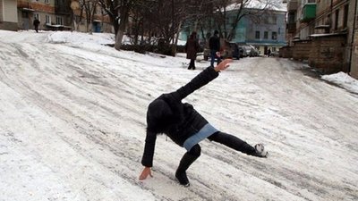 Надзвичайники застерегли водіїв про слизькі дороги