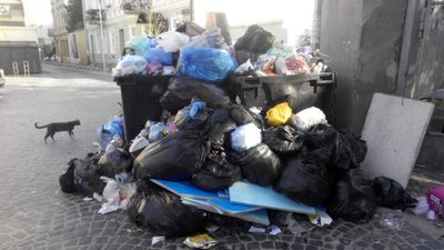 Львів‘яни скаржаться на гори сміття у центрі міста (ФОТО)