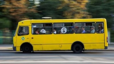 У Городку жінка випала з рейсового автобуса  на проїжджу частину