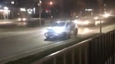 У Львові чоловік кидається на автомобілі (ВІДЕО)