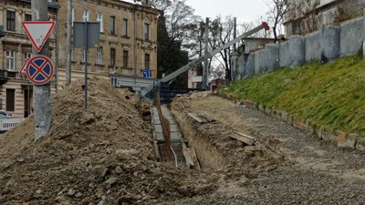 У Львові на вулиці Бандери майже повністю встановили нову підпірну стінку