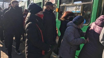 Як у Львові патрульні перевіряють дотримання водіями громадського транспорту  вимог «червоної зони» (ФОТО)