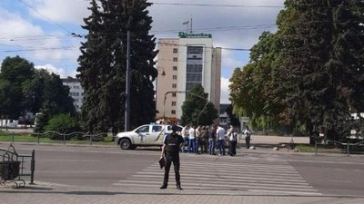 Заручникам в Луцьку вдалося передати їжу та воду