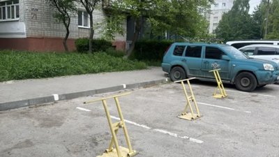 У Львові у спальному районі встановили обмежувачі для паркування (ФОТО)