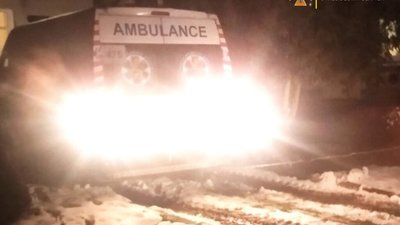 На Львівщині через нерозчищені дороги швидкі застрягли у снігу (ФОТО)