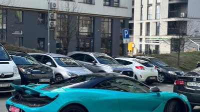 У Львові помітили елітні автомобілі