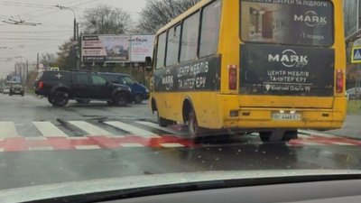 У Львові на перехресті зламалась маршрутка (ФОТО)