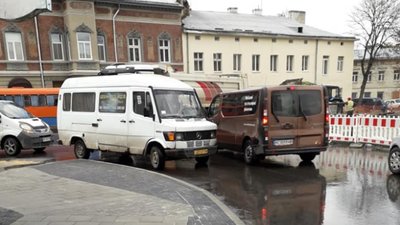 У Львові звуження проїжджої частини спричиняє транспортний колапс (ФОТО)