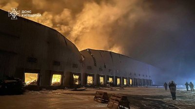 У Київській області горять склади "Рошен"