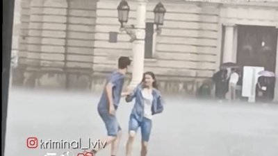 У Львові пара танцювала під дощем (ВІДЕО)