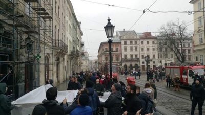 Неподалік львівської Ратуші іноземець намагався скоїти самогубство