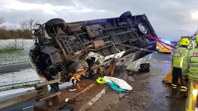У Великій Британії поліцейський голими руками втримав вантажівку, яка звисала з мосту
