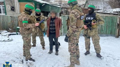 СБУ затримала колаборанта, який допомагав рашистам вивозити награбоване майно українців до окупованого Луганська