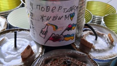 У Львові діти виготовляють окопні свічки на передову
