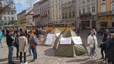 У Львові під вікнами Садового другий день стоїть наметове містечко (ФОТО)