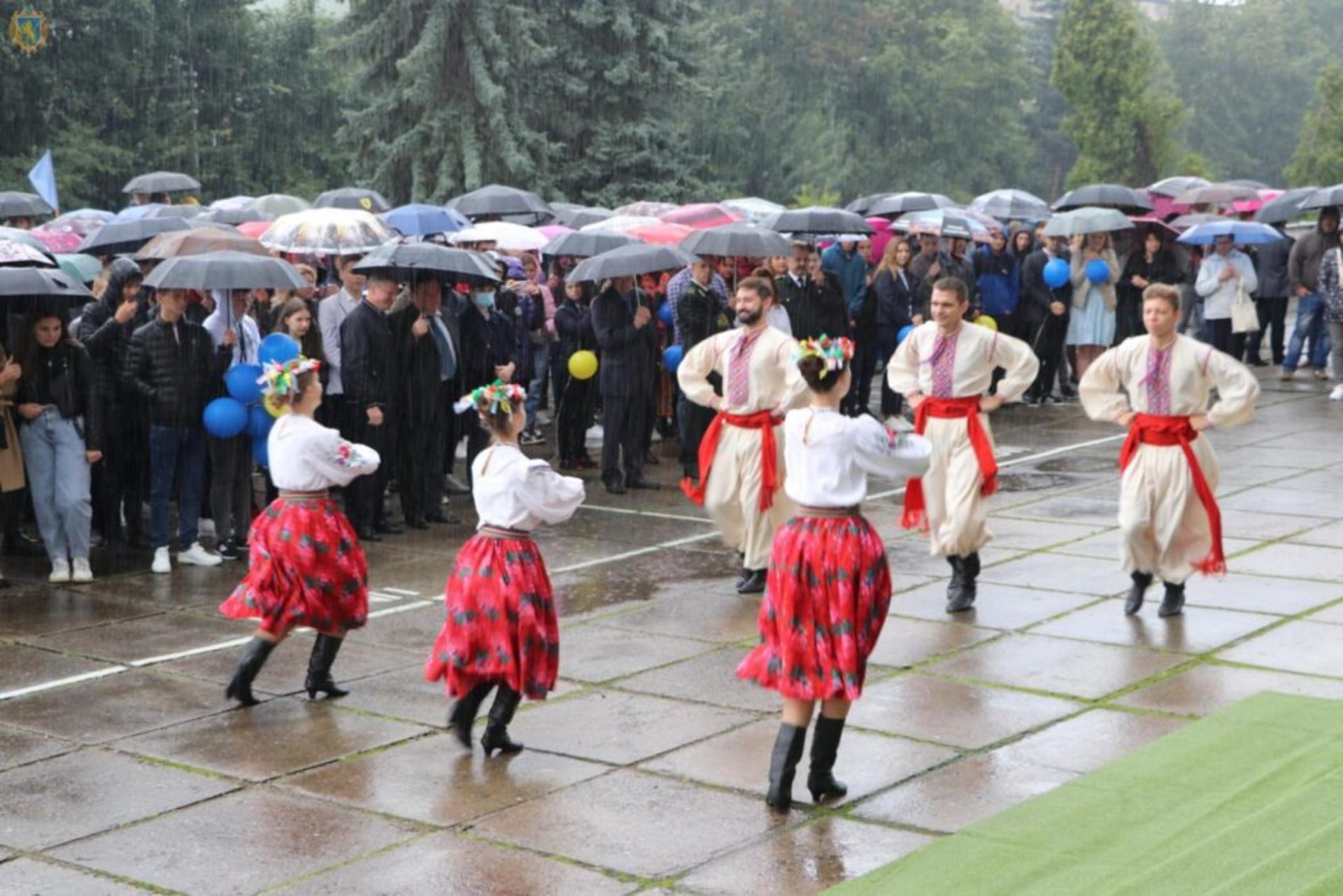 Національний лісотехнічний університет України зібрав на своїй площі у Львові сотні студентів першокурсників