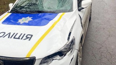 На Дубенщині брила льоду впала з вантажівки на службове авто: травми отримали поліцейські