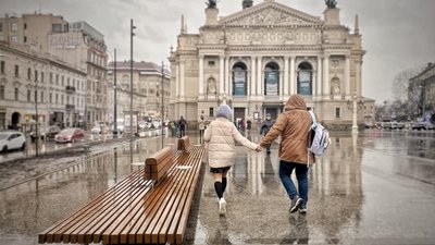 На площі біля Оперного театру встановили першу 10-метрову лавку