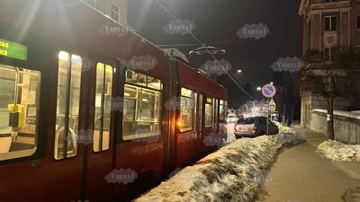 У Львові через кучугури снігу зупинився трамвай