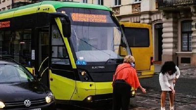 Як у Львові водійка трамваю "у лабутенах" переводить стрілки (ФОТО)