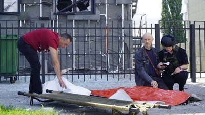 Батько 2 години читав молитви над загиблим сином: росіяни вбили 13-річного хлопчика і подружжя в Харкові