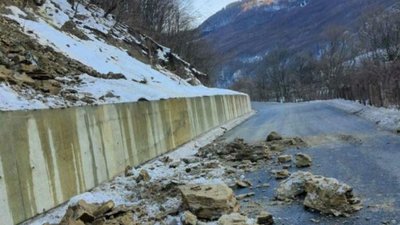 На трасі «Мукачево - Львів» стався зсув ґрунту і каміння на проїжджу частину (ФОТО)