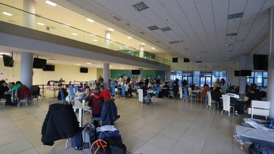 За день на Арену Львів за допомогою звертаються до трьохсот тимчасово переміщених осіб