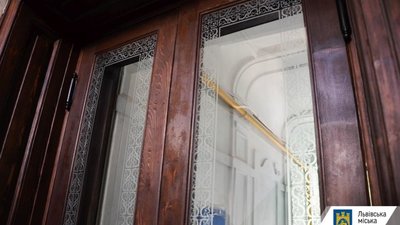 У Львові на вулиці Костя Левицького відреставрували ще одні соснові двері (ФОТО)