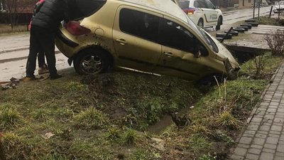 Як біля Львова автомобіль злетів з дороги і перекинувся (ФОТО, ВІДЕО)
