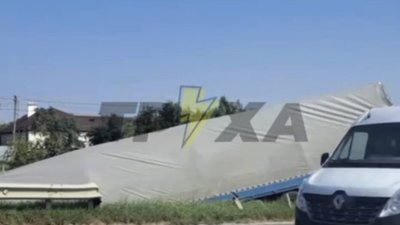 Біля Львова перекинулась вантажівка (ФОТО)