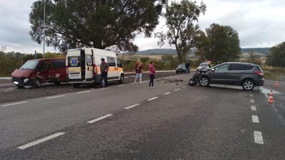 На Золочівщині під час зіткнення позашляховика з бусом постраждали жителі Вінниці та Львова (ФОТО, ВІДЕО)