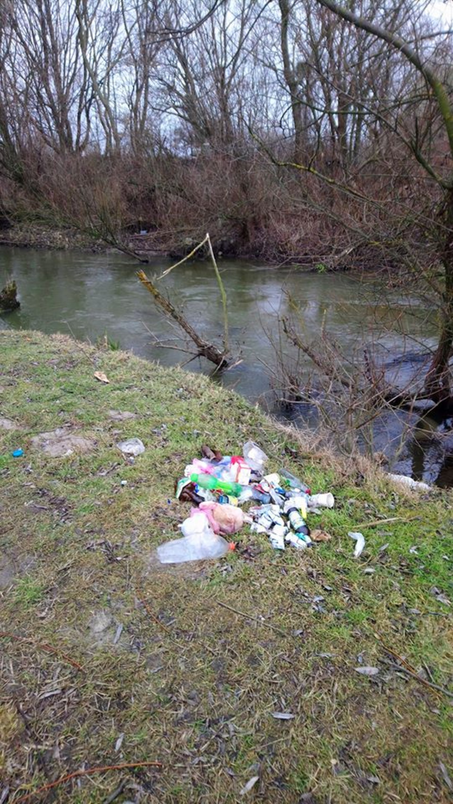 На берег річки Західний Буг викинули сміття. Фото Андрій Амброзій