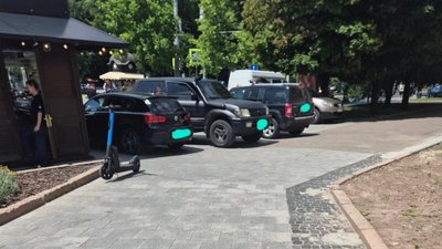 У центрі Львова паркуються на тротуарі (ФОТО)