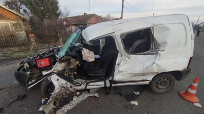 На Львівщині автомобіль перетворився на брухт