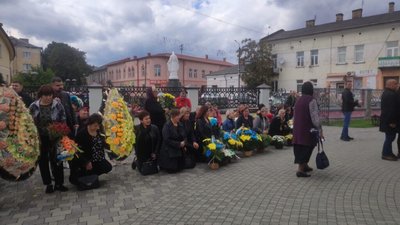 Стрий на колінах провів в останню дорогу захисника України (ФОТО)