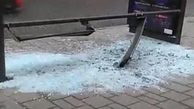 Біля львівської Опери іномарка влетіла у  зупинку (ФОТО)