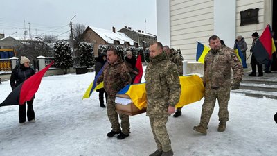 На Львівщині провели в останню путь захисника, який вважався зниклим безвісти півтори роки